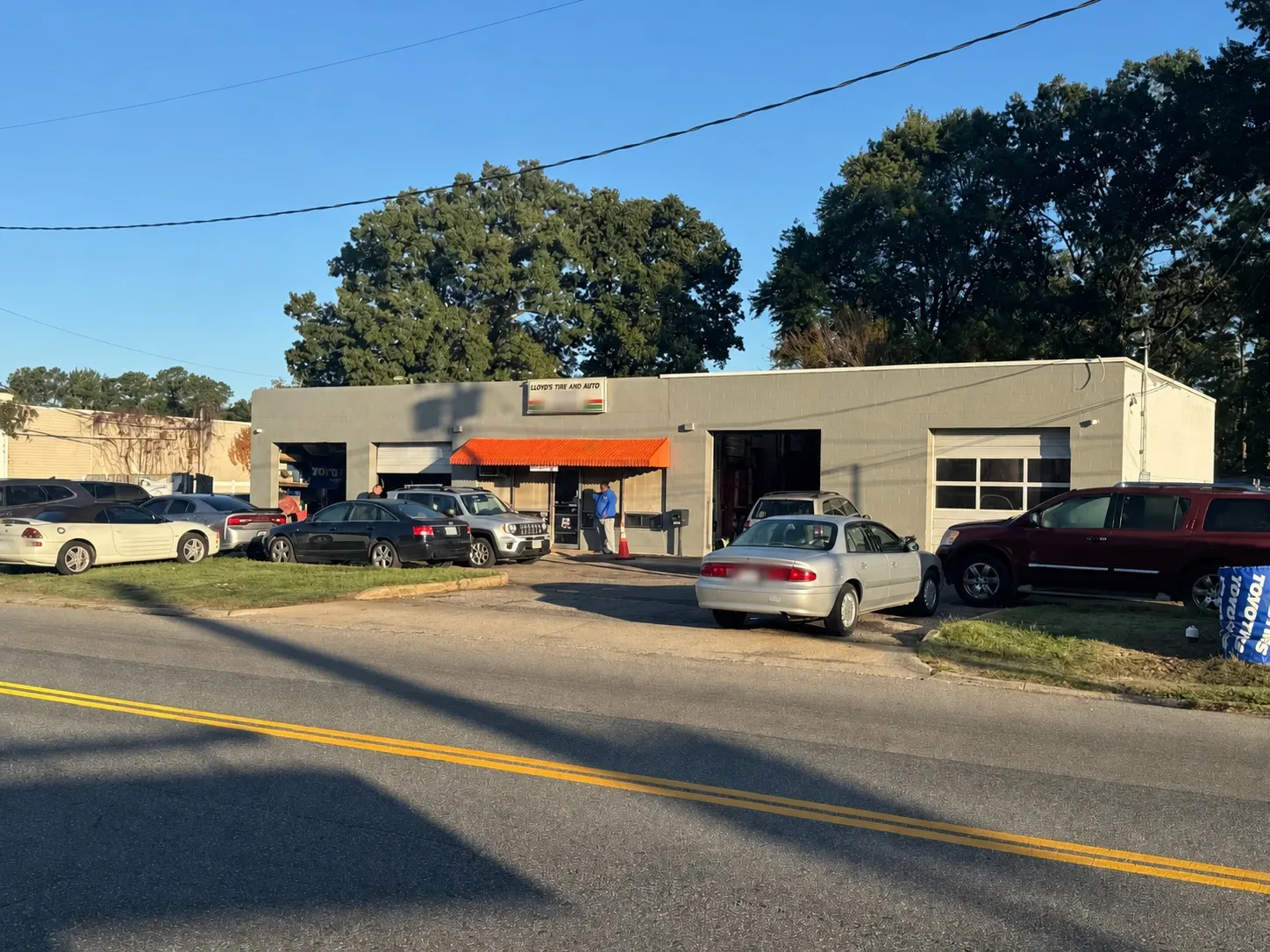 An earlier view of the Lloyd’s Tire & Auto building from West Williamsburg Road, with customer cars outside the bays