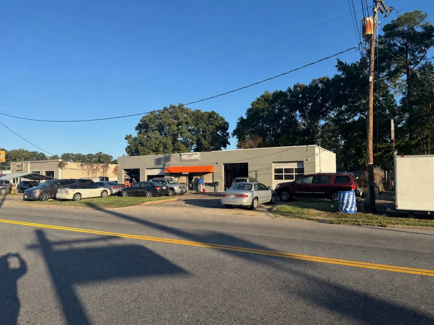 A wider earlier view of the Lloyd’s Tire & Auto building and its busy lot from West Williamsburg Road